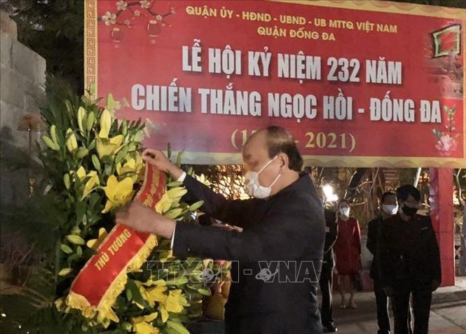 Thủ tướng Nguyễn Xuân Phúc đặt vòng hoa, dâng hương tại Tượng đài Quang Trung và đền thờ Hoàng đế Quang Trung tại Di tích quốc gia đặc biệt Gò Đống Đa. Ảnh: TTXVN