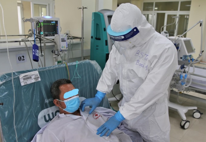 Bác sĩ Toàn luôn quan tâm, động viên người bệnh (ảnh TL).