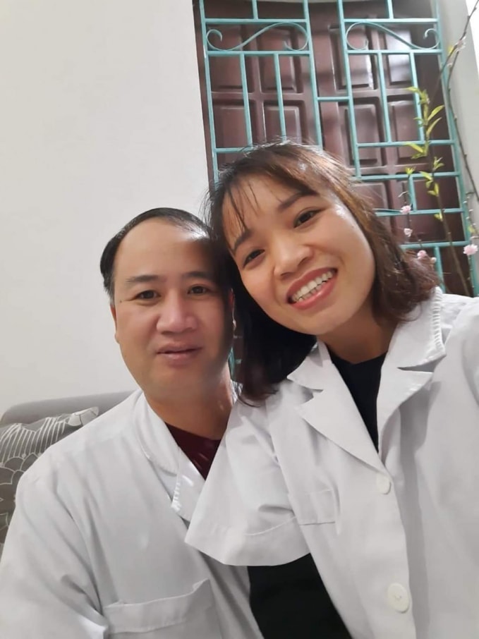 Anh Vũ Quy Bắc (Bác sĩ Khoa Khám bệnh) cùng vợ - chị Nguyễn Thị Ánh  (KTV Khoa Xét nghiệm) đều làm việc tại Trung tâm Y tế TP. Chí Linh (Hải Dương) (ảnh TL).
