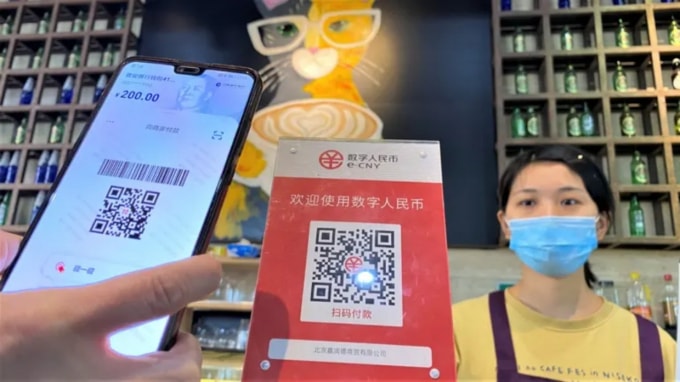 Một quán cà phê ở Bắc Kinh chấp nhận thanh toán bằng đồng nhân dân tệ kỹ thuật số trong một đợt thử nghiệm trước đó vào tháng 12 năm 2020. © Getty Images