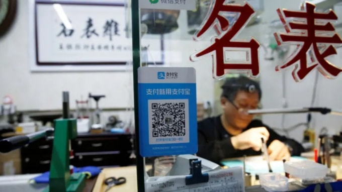 Một mã QR Alipay tại một cửa hàng sửa chữa đồng hồ ở Bắc Kinh: Đồng nhân dân tệ kỹ thuật số tăng giá nhanh chóng làm tăng thêm áp lực lên các công ty fintech của Trung Quốc. © Reuters