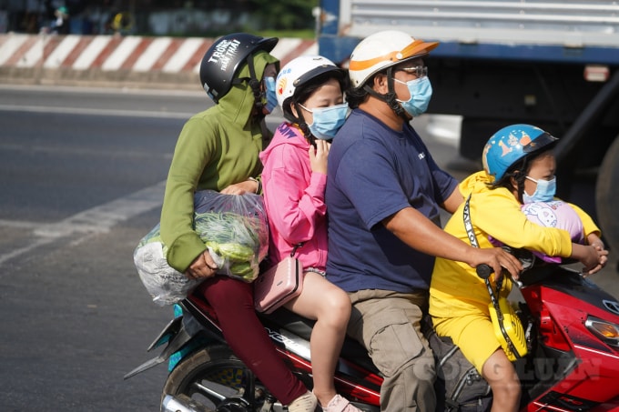 Tình trạng nắng nóng và đường xa khiến nhiều người mệt mỏi, đặc biệt là trẻ nhỏ.