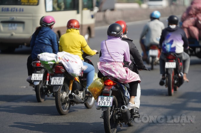 Trở lại TPHCM làm việc sau những ngày nghỉ Tết, người dân miền Tây tỏ ra bất ngờ vì các ngả đường đều thông thoáng, không xảy ra tình trạng kẹt xe như mọi năm.