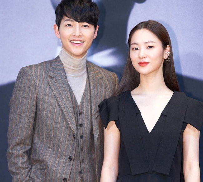Song Joong Ki và Jeon Yeo Bin lại không có bất kì màn tương tác nào trong họp báo.