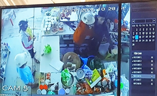 Camera an ninh ghi lại vụ việc xảy ra tại cửa hàng tạp hóa. Ảnh: tienphong.vn