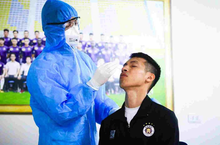 Cầu thủ Hùng Dũng được lấy mẫu xét nghiệm sáng 16/2. Ảnh: Hà Nội FC