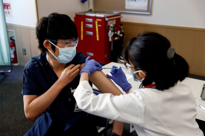 Một bác sĩ được tiêm phòng vắc xin COVID-19 ở Nhật Bản. Ảnh: Reuters