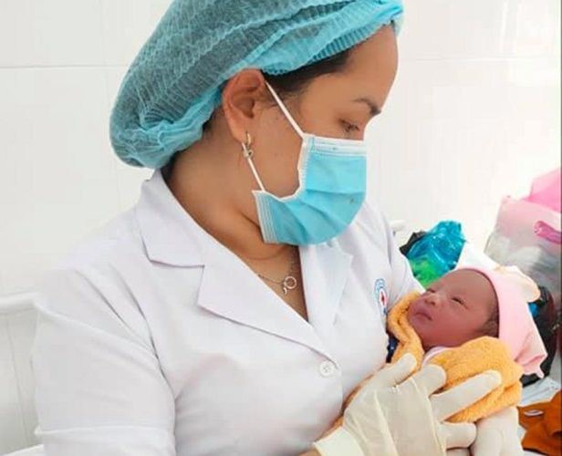 Bé trai được chăm sóc tại Trung tâm Y tế huyện Hớn Quản, Bình Phước. Ảnh: tienphong.vn