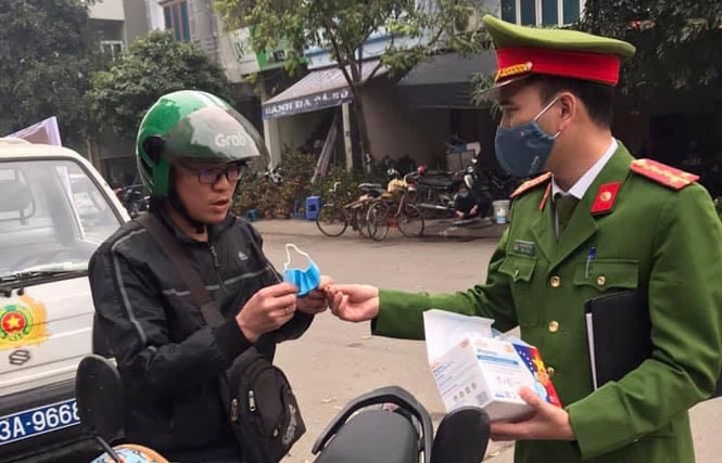 Có hàng trăm trường hợp không đeo khâu trang nơi công cộng bị xử phạt. Ảnh: TL
