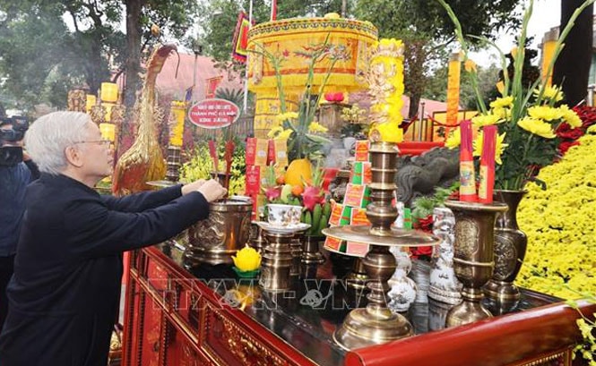 Tổng Bí thư, Chủ tịch nước Nguyễn Phú Trọng dâng hương tưởng niệm các bậc tiền nhân tại Điện Kính Thiên - Khu di tích Hoàng thành Thăng Long. (Ảnh: TTXVN)