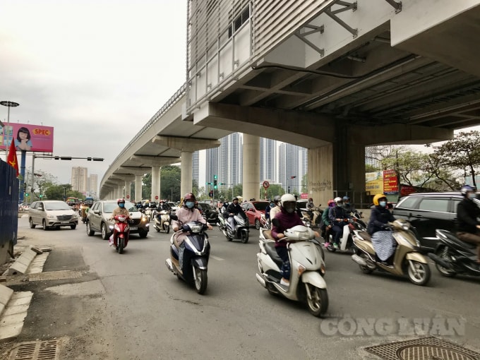 Tuyến đường Hồ Tùng Mậu trong giờ cao điểm buổi sáng có khá đông phương tiện lưu thông nhưng tình trạng ùn tắc đã không xảy ra