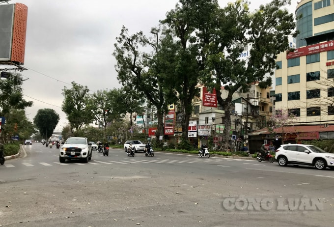 Đường Láng vốn thường xuyên ùn tắc trong giờ cao điểm, tuy nhiên trong buổi sáng đầu tiên đi làm sau kì nghỉ Tết phương tiện di chuyển khá dễ dàng