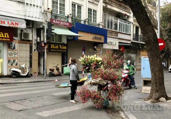 Nhiều người nông dân, tiểu thương tranh thủ bán hoa tươi, rau xanh mong có thêm thu nhập trong ngày đầu tiên các công ty, cơ quan, cửa hàng,...hoạt động trở lại sau kì nghỉ Tết Nguyên đán