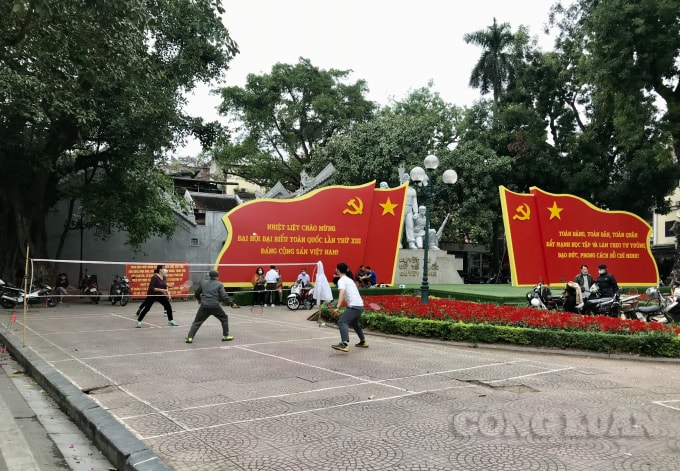 Người dân tập thể dục, chơi thể thao tại khu vực tượng đài “Quyết tử để tổ quốc quyết sinh”