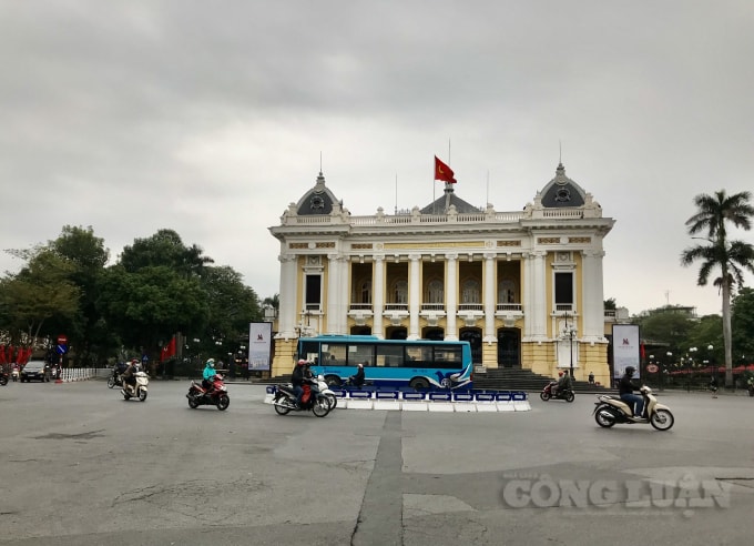 Các tuyến đường xung quanh khu vực Nhà Hát Lớn cũng không có quá nhiều phương tiện lưu thông trong ngày đầu tiên người lao động đi làm trở lại sau kỳ nghỉ Tết Nguyên đán Tân Sửu 2021