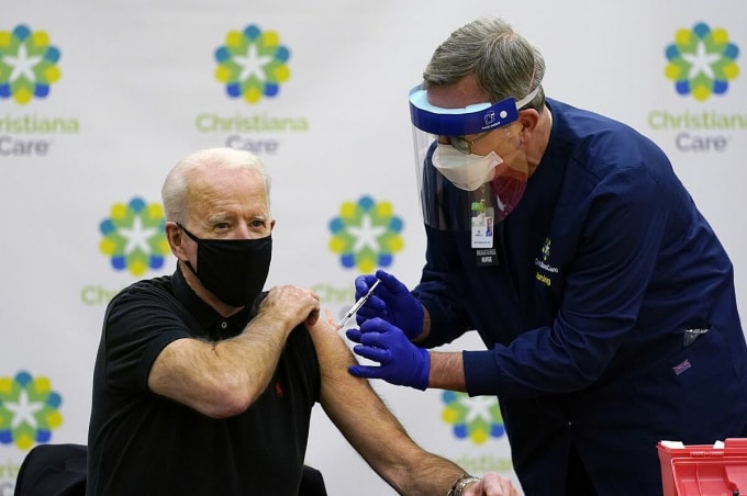 Ông Biden tiêm vắc xin được truyền hình trực tiếp để khuyến khích người dân tiêm chủng, nhằm ngăn chặn sự lây nhiễm. Tuy nhiên, chiến dịch tiêm chủng của Mỹ chưa thành công như mong đợi - Ảnh: Reuters