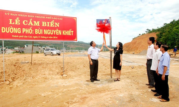 Lễ cắm biển tên dường phố cho Liệt sĩ, nhà báo Bùi Nguyên Khiết. Ảnh: Phạm Ngọc Triển.