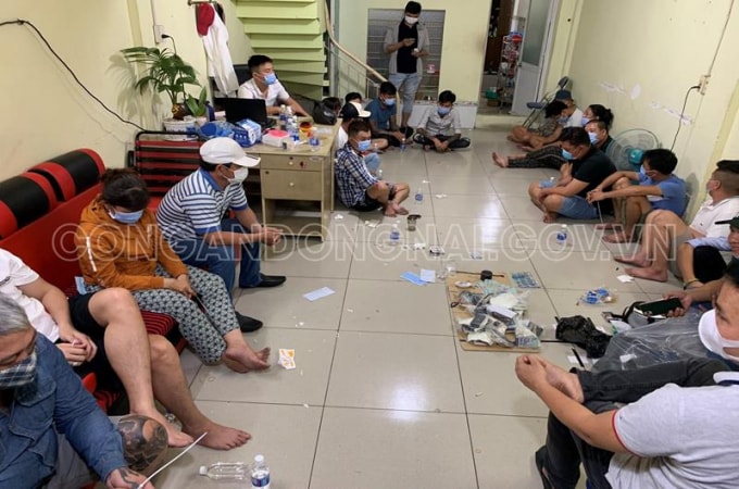 Hiện trường vụ đánh bạc và các tang vật thu giữ