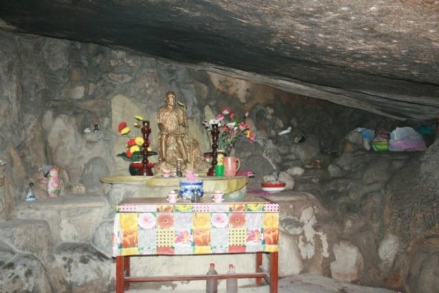 Ban thờ ông Núi bên trong hang Tổ.