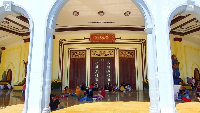 Tượng Phật Thích Ca trắng được đặt trên một ngôi điện lớn có tên là Điện Vạn Phật. Điện Vạn Phật có lẽ hàm ý là nơi lưu giữ rất nhiều tượng phật.