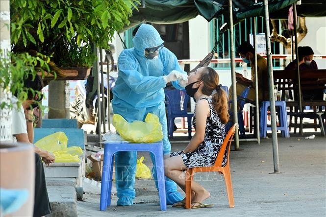 Trung tâm kiểm soát bệnh tật tỉnh Bình Thuận lấy mẫu xét nghiệm người dân trong khu cách ly phường Đức Thắng, thành phố Phan Thiết. Ảnh: TTXVN