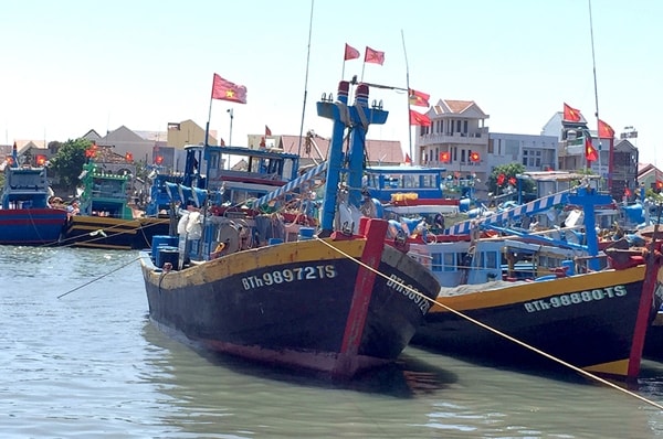 Tàu cá BTh 98972 Ts do ông Dương Quốc Tuấn làm thuyền trưởng đã cứu vớt và đưa hai ngư dân trên tàu cá bị chìm vào bờ