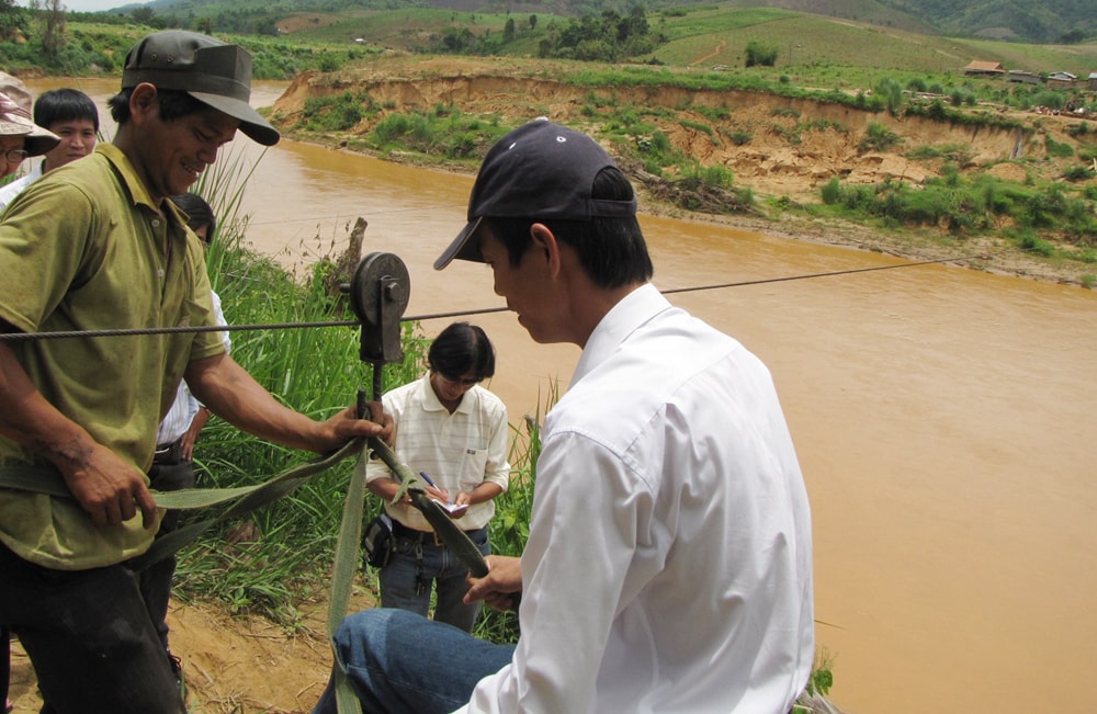 Anh Mai Vũ trong lần vượt sông Pô Kô bằng cách “đu mình” trên sợi dây thép. Ảnh: NVCC