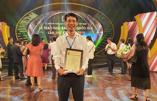 Nhà báo Mai Chí Vũ trong lần nhận Giải Báo chí Quốc gia lần thứ XIV năm 2019. Ảnh: NVCC