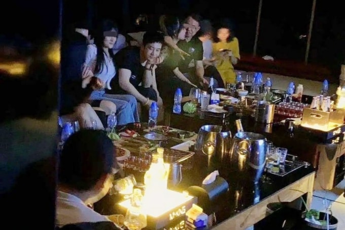 Hình ảnh đi bar của Huỳnh Hiểu Minh gây xôn xao dư luận. Ảnh: Sina.