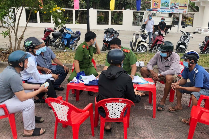 Nhiều người đi đường bị lập biên bản vì không đeo khẩu trang ở Bạc Liêu. Ảnh: Zingnews.vn