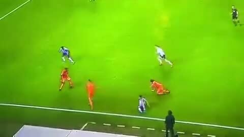 Siêu sao Ronaldo đâm vào đồng đội khi rê bóng. Ảnh: internet