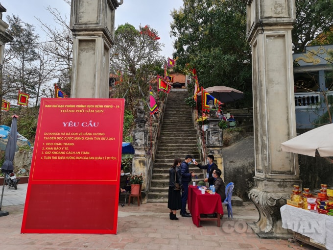 Tại cổng ra vào các di tích, danh thắng đều có biển thông báo với nội dung yêu cầu người dân, du khách chấp hành nghiêm công tác phòng, chống dịch như: đeo khẩu trang, khai báo y tế, giữ khoảng cách an toàn, tuân thủ hướng dẫn của Ban quản lý di tích…