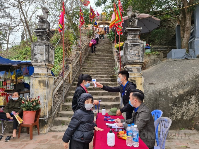 Tất cả các du khách khi vào các khu di tích dâng hương, lễ đầu năm… đều phải thực hiện khai báo y tế.