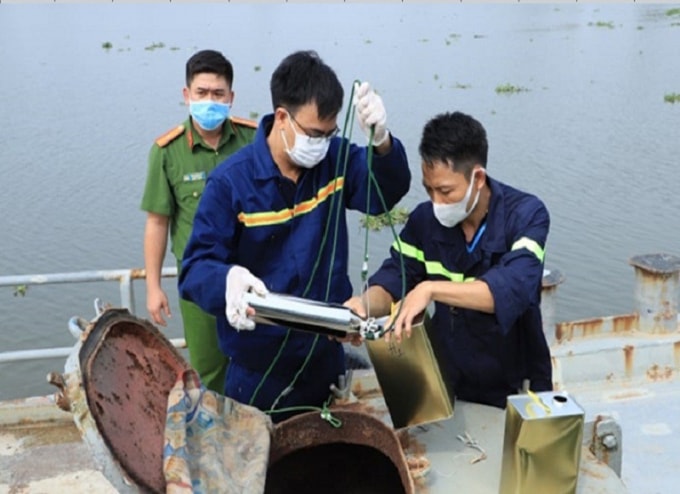 Lực lượng chức năng lấy mẫu xăng trên phương tiện.