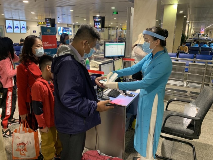 Cục Hàng không Việt Nam đề nghị nhân viên tiếp xúc trực tiếp với hành khách phải được trang bị kính chống giọt bắn và thường xuyên xét nghiệm SAR-CoV-2 để phòng chống dịch bệnh lây lan. Ảnh minh họa