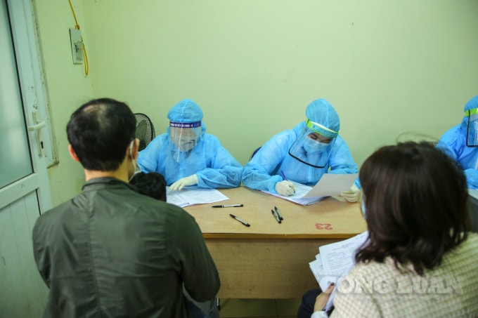Lực lượng chức năng tiến hành ghi thông tin, lịch trình di chuyển của những người có liên quan hoặc đi về từ Hải Dương từ 0 giờ ngày 2/2 đến 16/2.