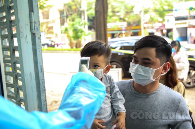 Tất cả mọi người đến lấy mẫu xét nghiệm đều phải đo thân nhiệt và rửa tay sát khuẩn.