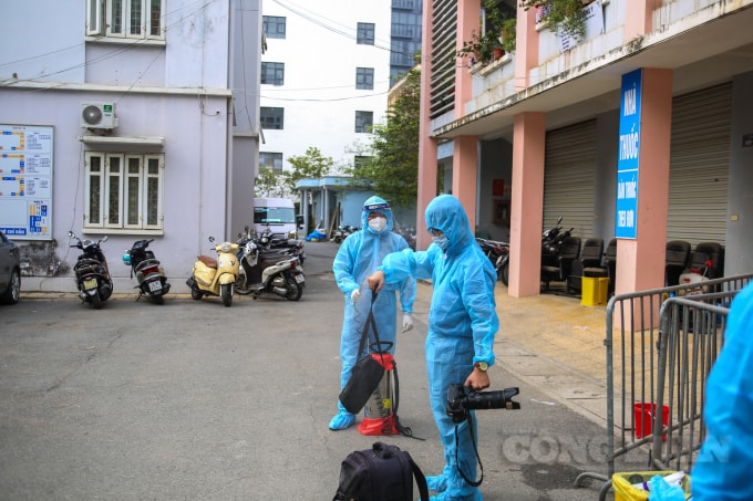 Các phóng viên đến tác nghiệp tại nơi đang lấy mẫu xét nghiệm, được bảo hộ đồ áo kỹ càng. Phun khử khuẩn đồ dùng khi đã tác nghiệp xong.