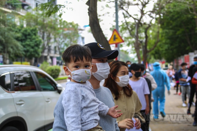 Tất cả đều được yêu cầu xếp hàng đúng quy định giãn cách và buộc phải đeo khẩu trang.