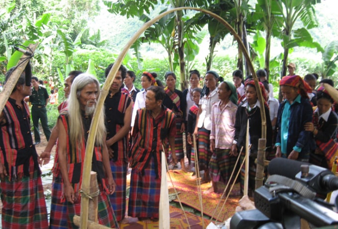 Một nghi thức trong Lễ hội trỉa lúa của người Bru-Vân Kiều, xã Trường Sơn, huyện Quảng Ninh. Ảnh A.T