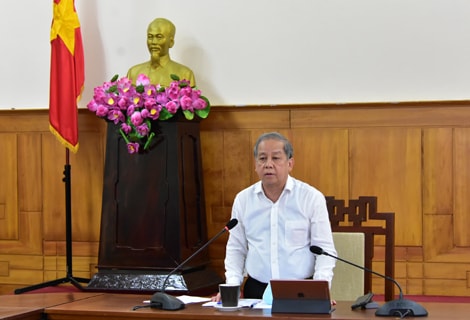 Ông Phan Ngọc Thọ - Chủ tịch UBND tỉnh Thừa Thiên Huế chủ trì cuộc họp với các sở, ngành trong tỉnh.