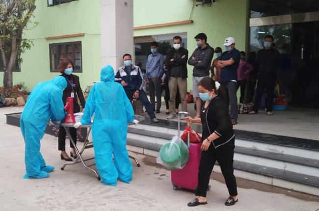 Các công dân hoàn thành thời gian cách ly (tại TX Đông Triều) trở về nơi cư trú. Ảnh: Văn Đảm.
