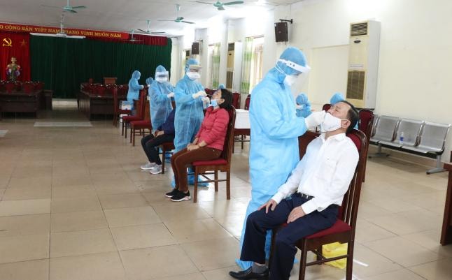 Ngành Y tế Quảng Ninh thực hiện lấy mẫu xét nghiệm Covid-19 tại Công ty Than Mạo Khê. Ảnh: Thái Bình.