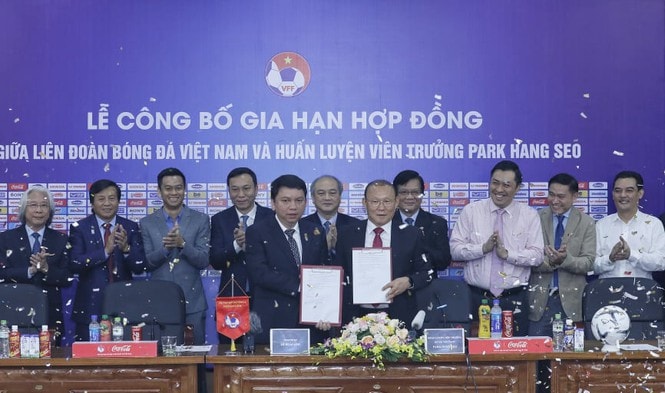 HLV Park Hang Seo không được tăng lương nếu gia hạn hợp đồng VFF. Ảnh: tienphong.vn