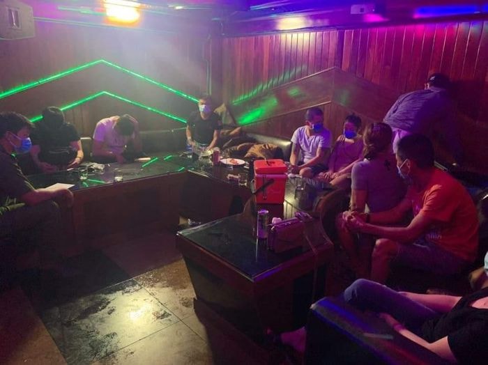 Xử phạt chủ nhà 10 triệu đồng do tụ tập hát karaoke ở vùng dịch. Ảnh: minh họa
