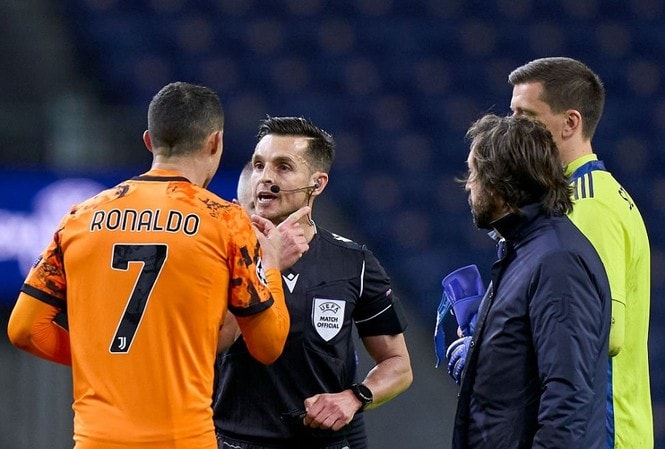 Ronaldo nổi cáu với trọng tài vì bị từ chối phạt đền ở những phút cuối trận. Ảnh: tienphong.vn