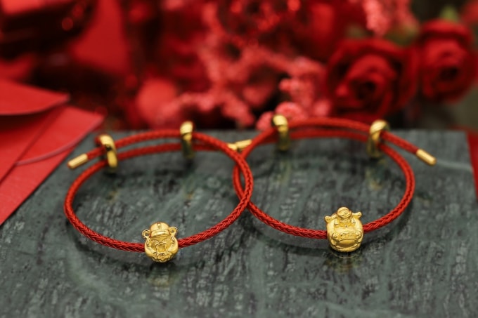 Những thiết kế Charm vàng 24K có biểu tượng phong thủy may mắn như Ngưu Vàng, Thần Tài của DOJI thu hút sự quan tâm của nhiều khách hàng trẻ.
