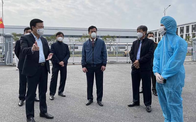 Bí thư Tỉnh ủy Hải Dương Phạm Xuân Thăng đi kiểm tra công tác phòng chống dịch trên địa bàn tỉnh. Ảnh TL