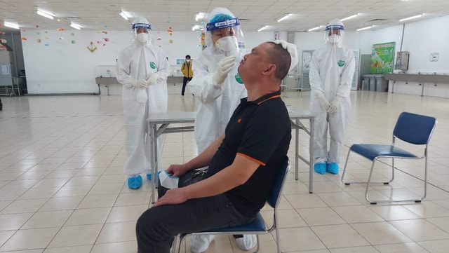 Hà Nội sẽ hoàn thành xét nghiệm cho 100% người từ Hải Dương về trước ngày 21/02. Ảnh TL