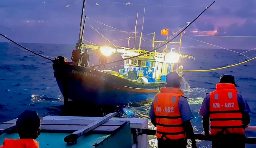 Thuyền viên trên các tàu đánh bắt hải sản ngoài khơi và ven biển, tàu kiểm ngư,...được xếp vào Danh mục công việc nặng nhọc, nguy hiểm. Ảnh minh họa